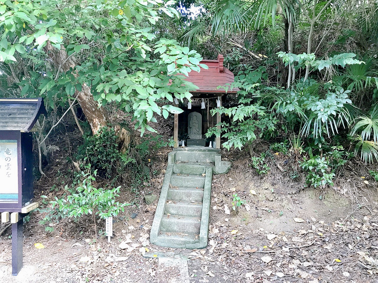 2024年8月鹿嶋神社本殿付近にあった祠