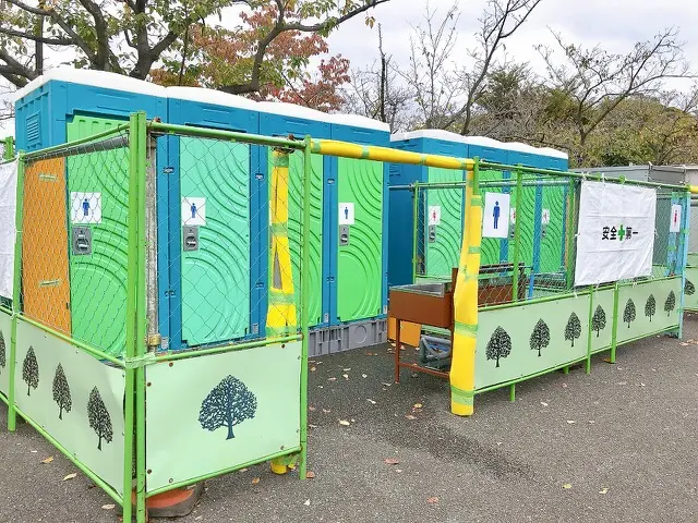 横浜市港南区】久良岐公園内にあるトイレが工事中のため、仮設トイレが設置されています | 号外NET 横浜市港南区・栄区