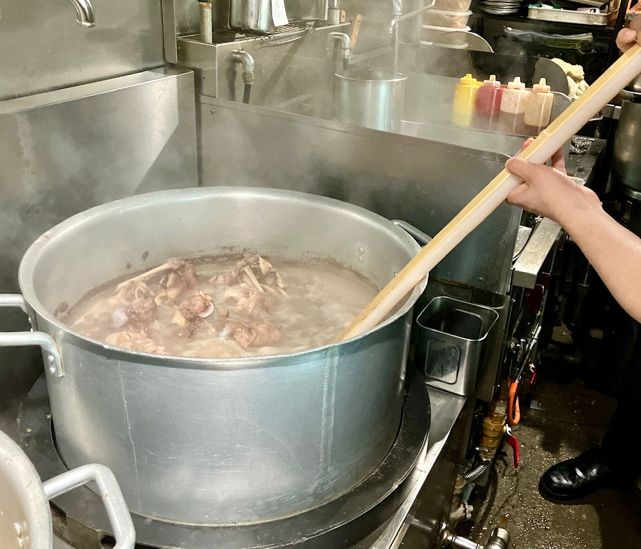 2025年6月「ラーメン七志 上大岡店」スープ作り