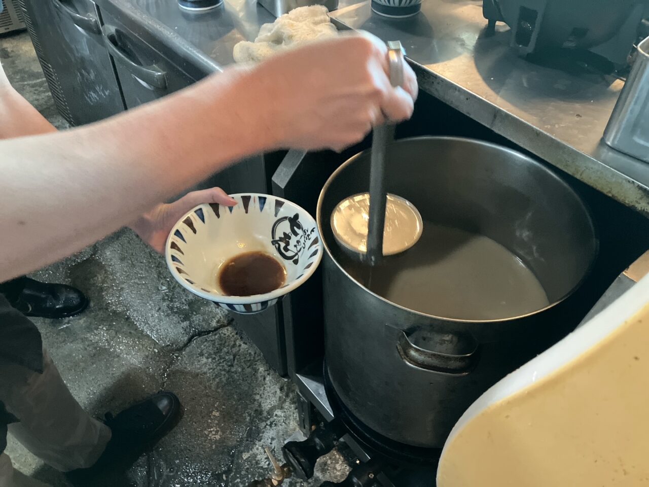 2025年6月「ラーメン七志 上大岡店」スープ作り