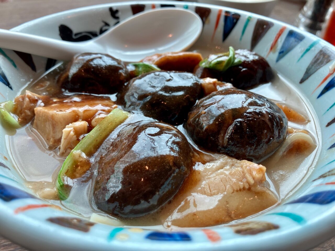 2025年9月「とんこつラーメン七志」どんこと角煮の旨煮ラーメン02