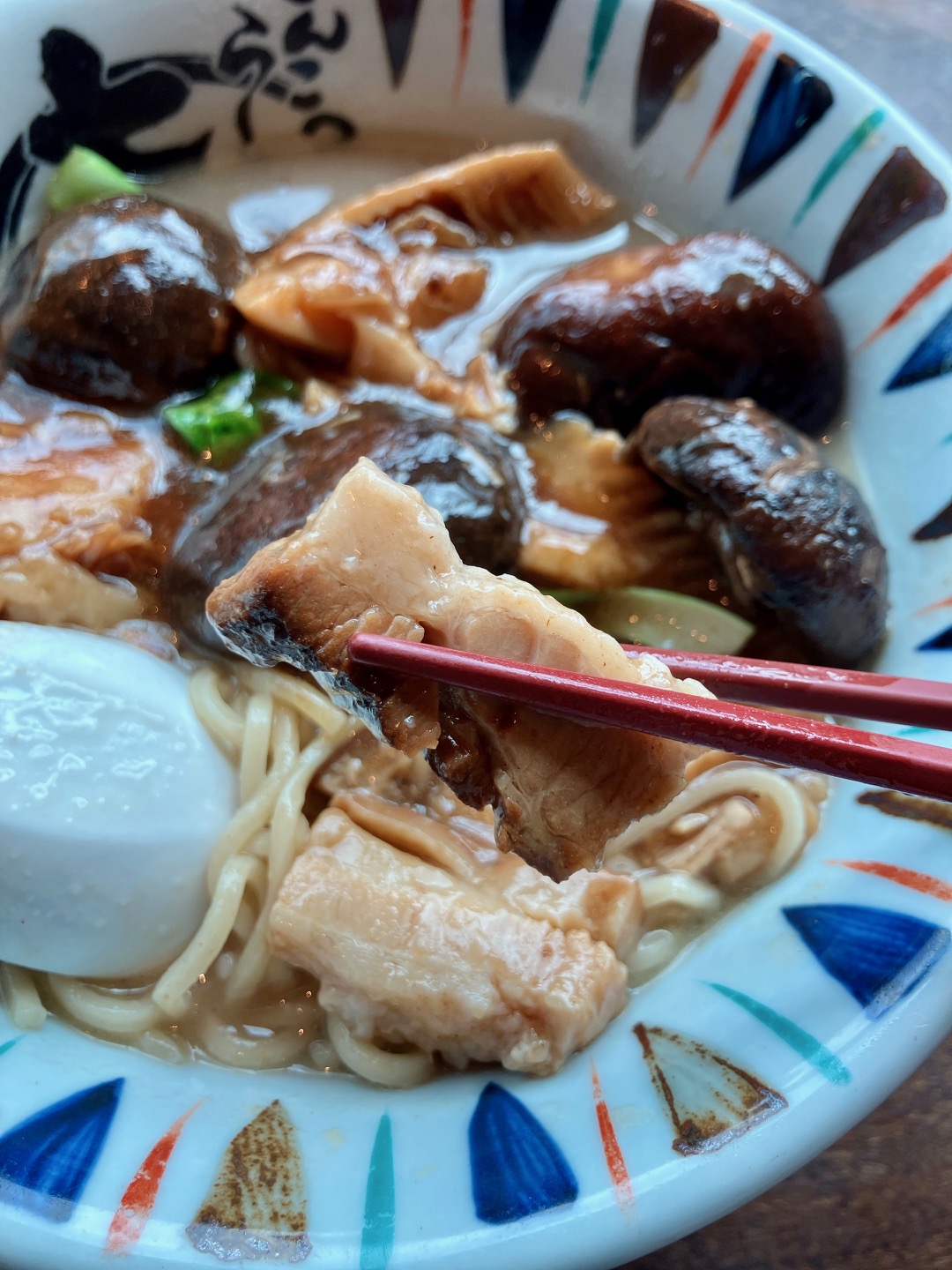 2025年9月「とんこつラーメン七志」どんこと角煮の旨煮ラーメン03