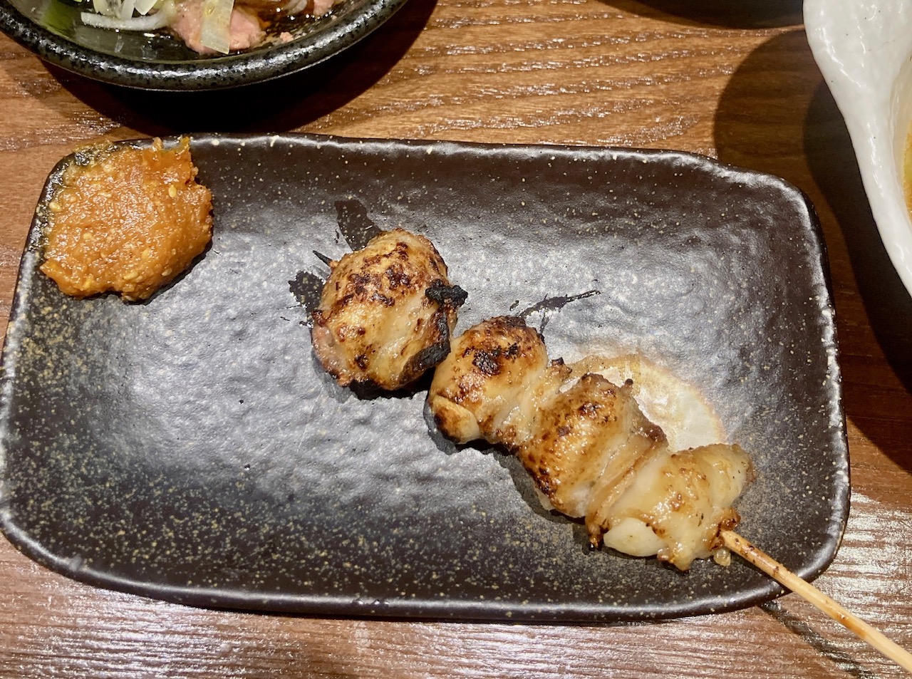 2025年12月「もつしげ上大岡店」鶏皮にんにく串02