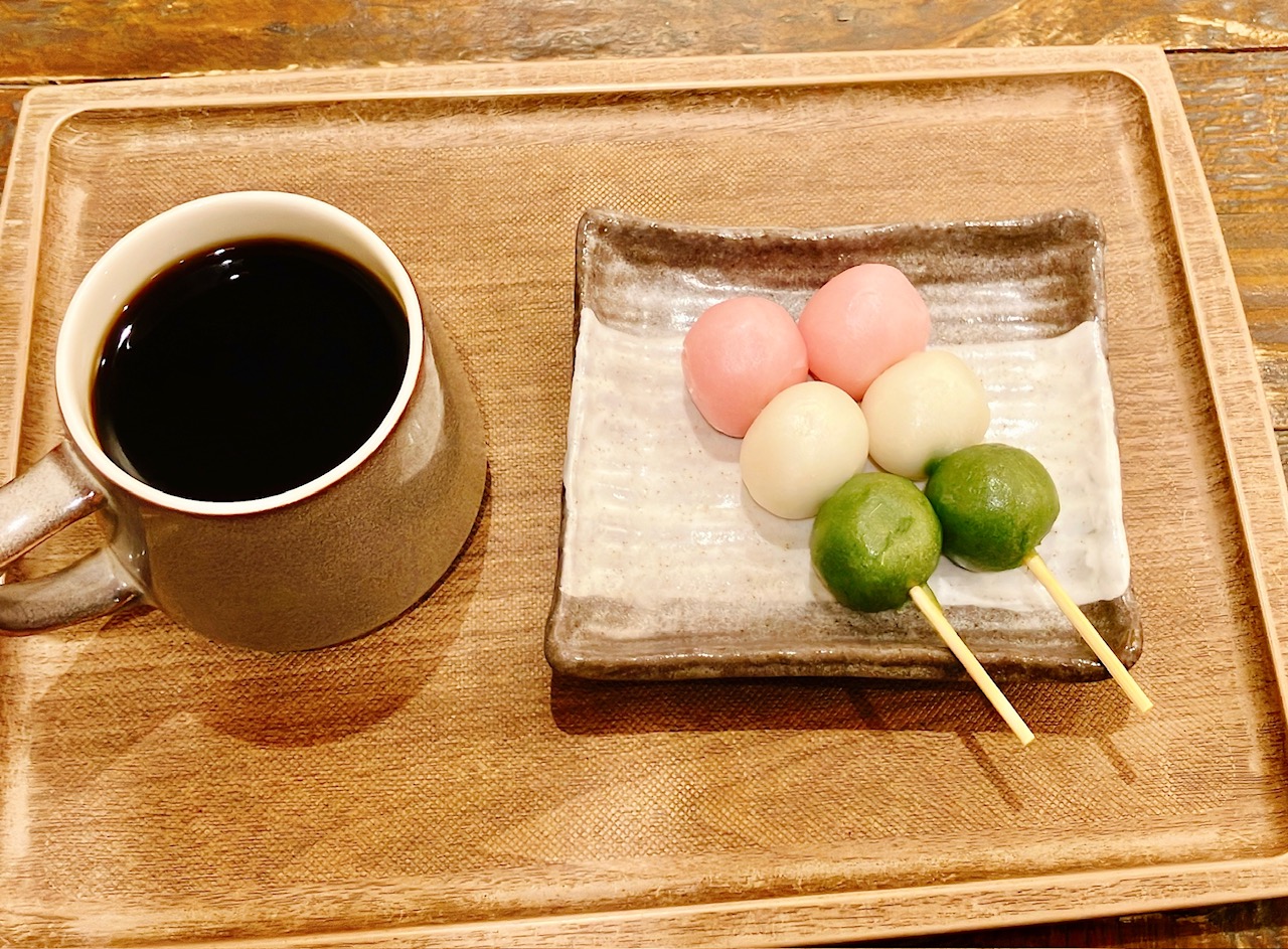 2026年1月「三色だんごセット」アバロンコーヒー