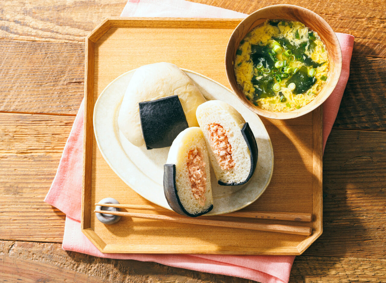 2026年4月「おむすびパン(鮭×クリームチーズ)」メインイメージ