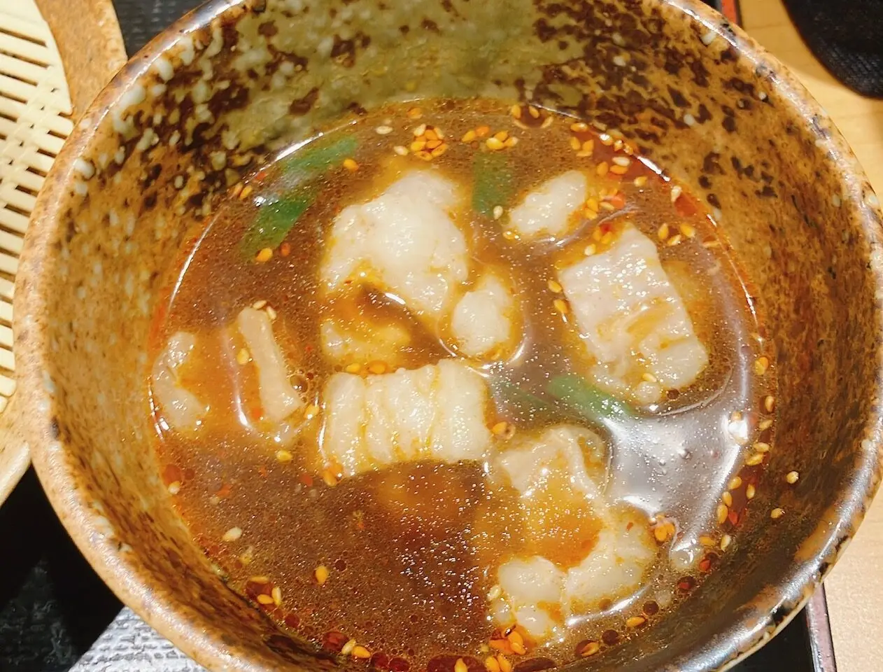 2026年8月「えきめんや上大岡京急店」旨辛冷盛!ゴロっと牛もつつけそば02