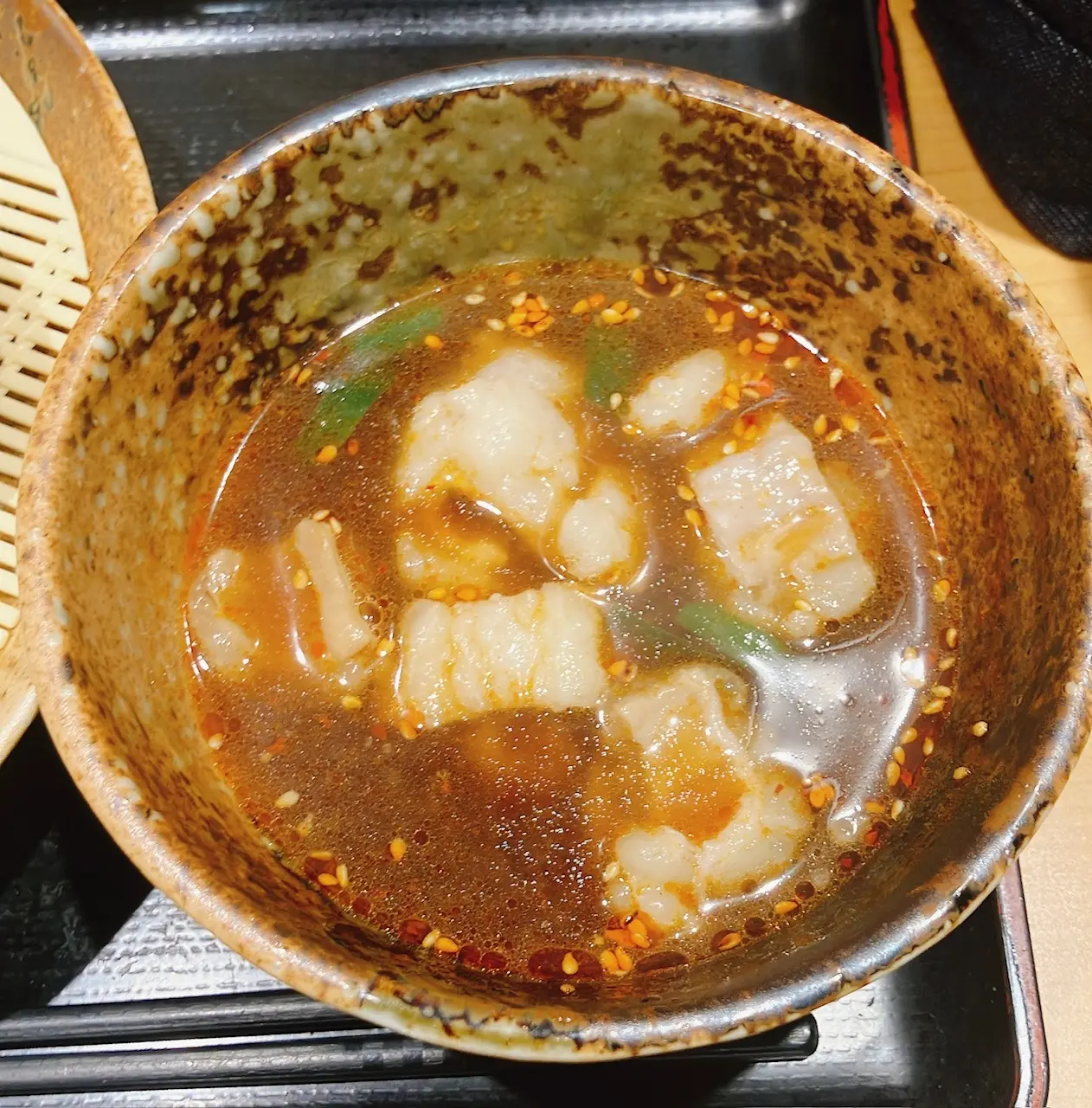 2026年8月「えきめんや上大岡京急店」旨辛冷盛！ゴロっと牛もつつけそば02