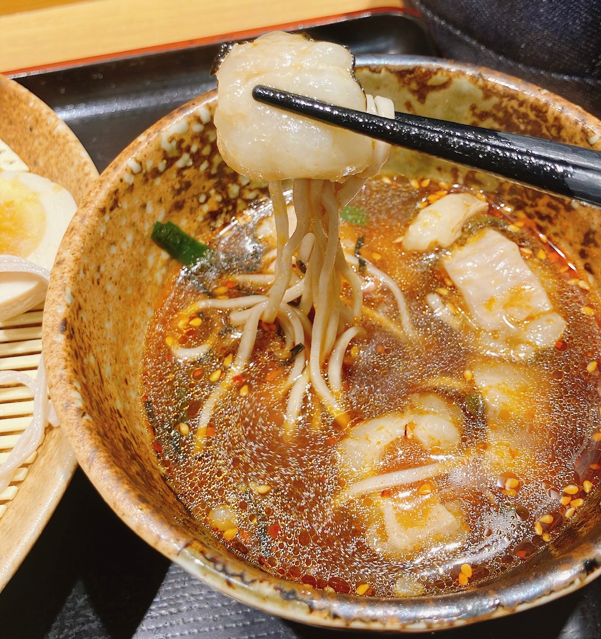 2026年8月「えきめんや上大岡京急店」旨辛冷盛！ゴロっと牛もつつけそば04